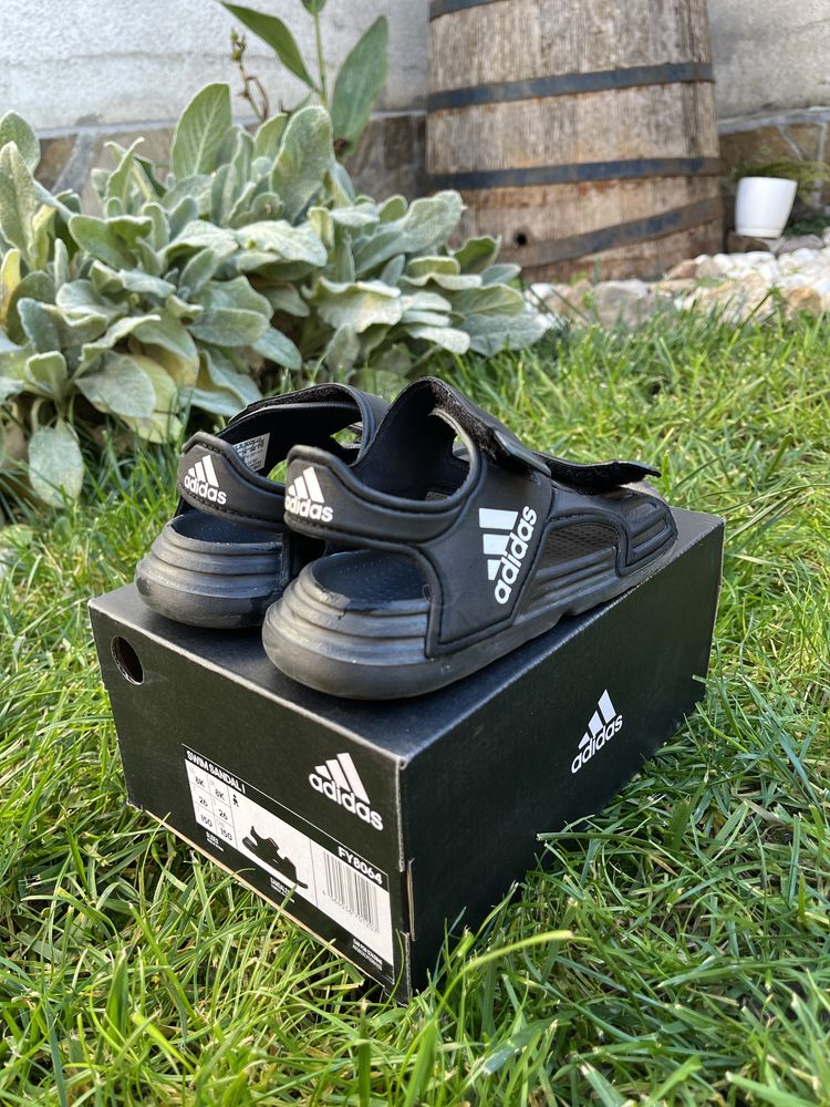 Оригинални сандали на Adidas