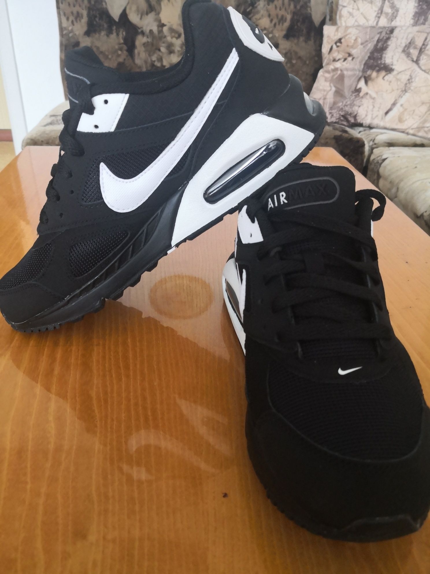 Два чифта AIR MAX 1.Nike Air MAX EXCEE n:41.  2. Nike Air Max Ivo n41.