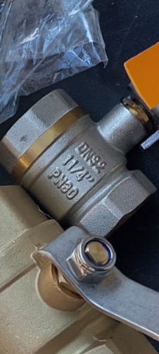 Vând robineți de apa și gaz