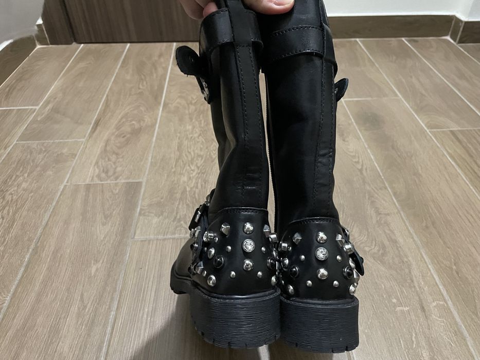 Vand cizme piele, negre, cu tinte si catarame, marimea 39