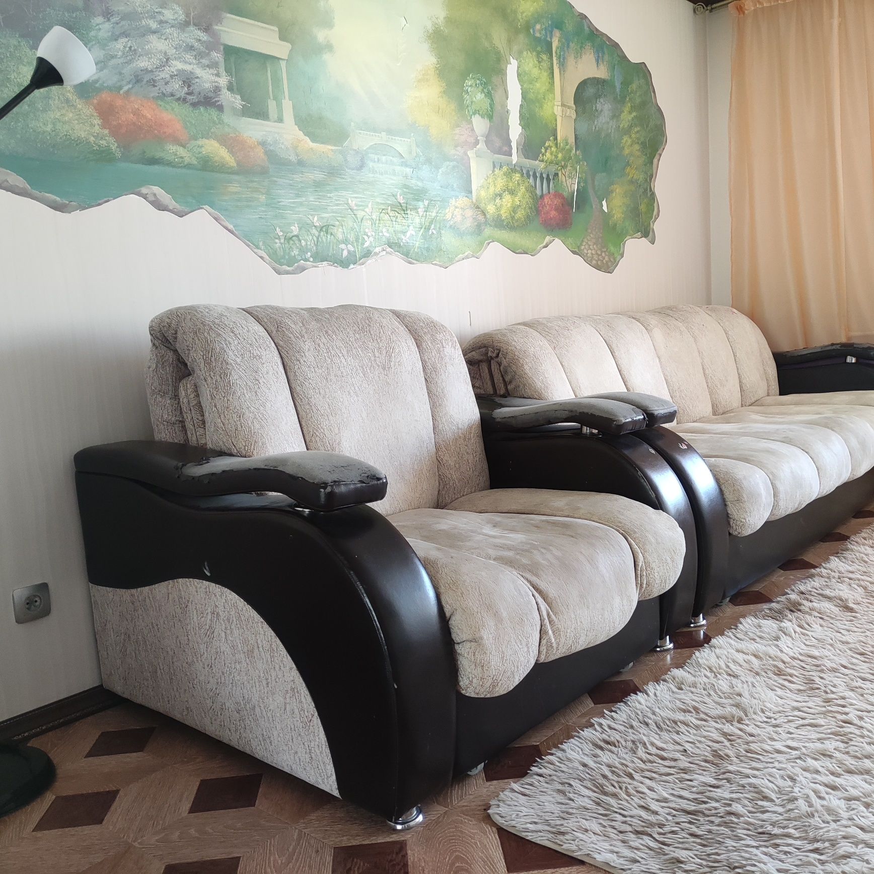 Продам диван  и кресло,в подарок чехлы и ковры