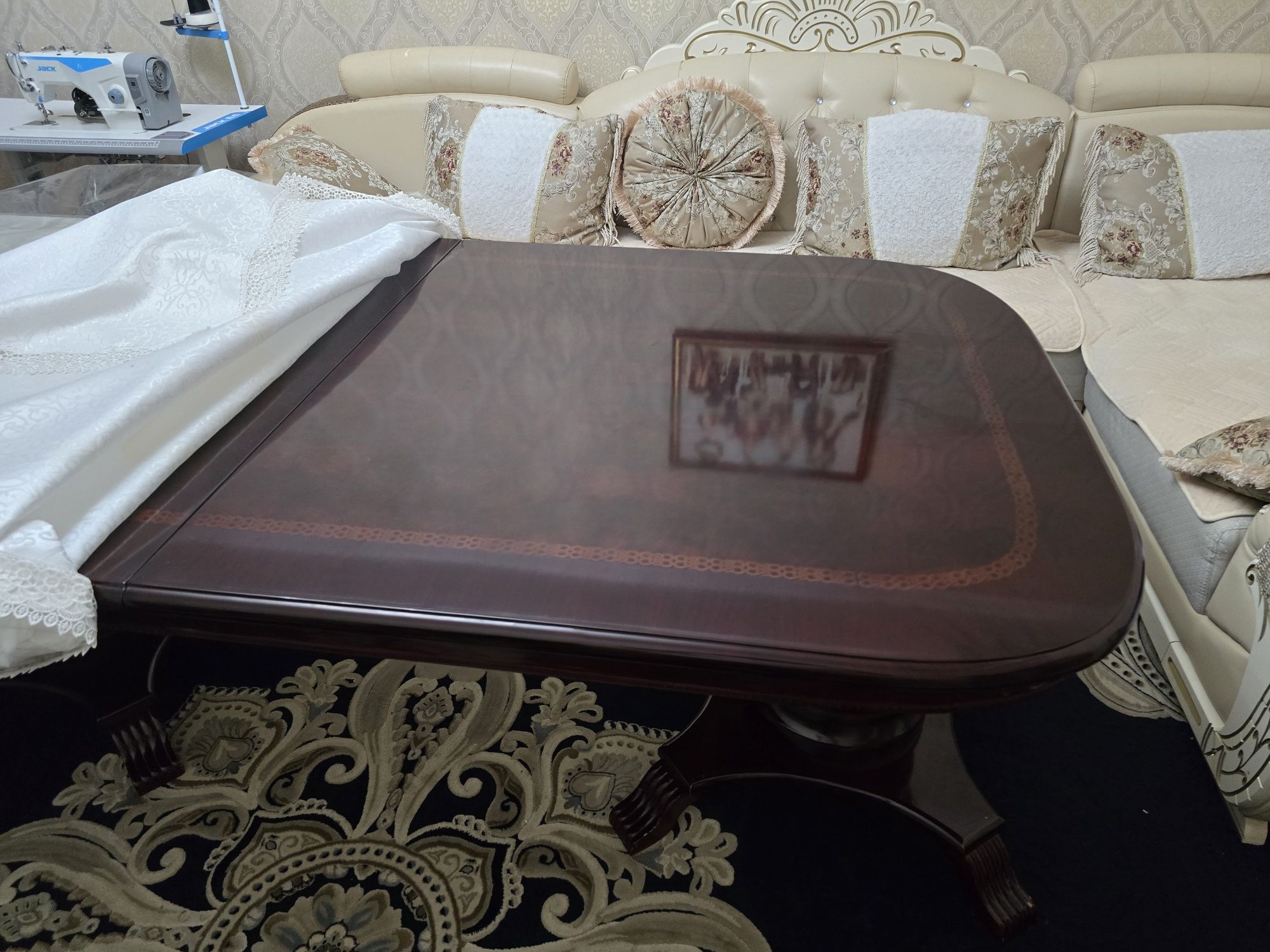 Продам стол (раздвижной) и стулья