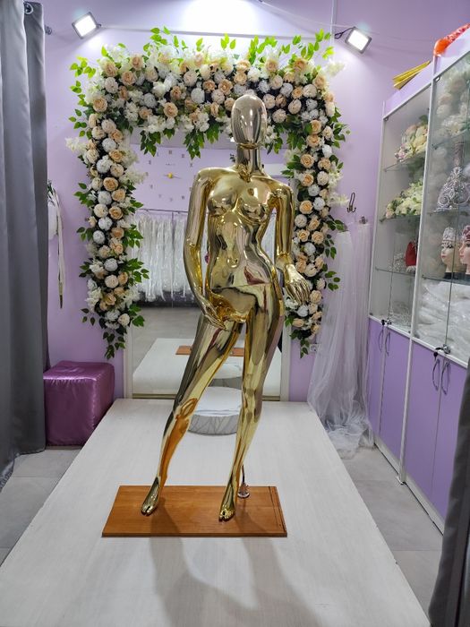 Продам манекен золотистый