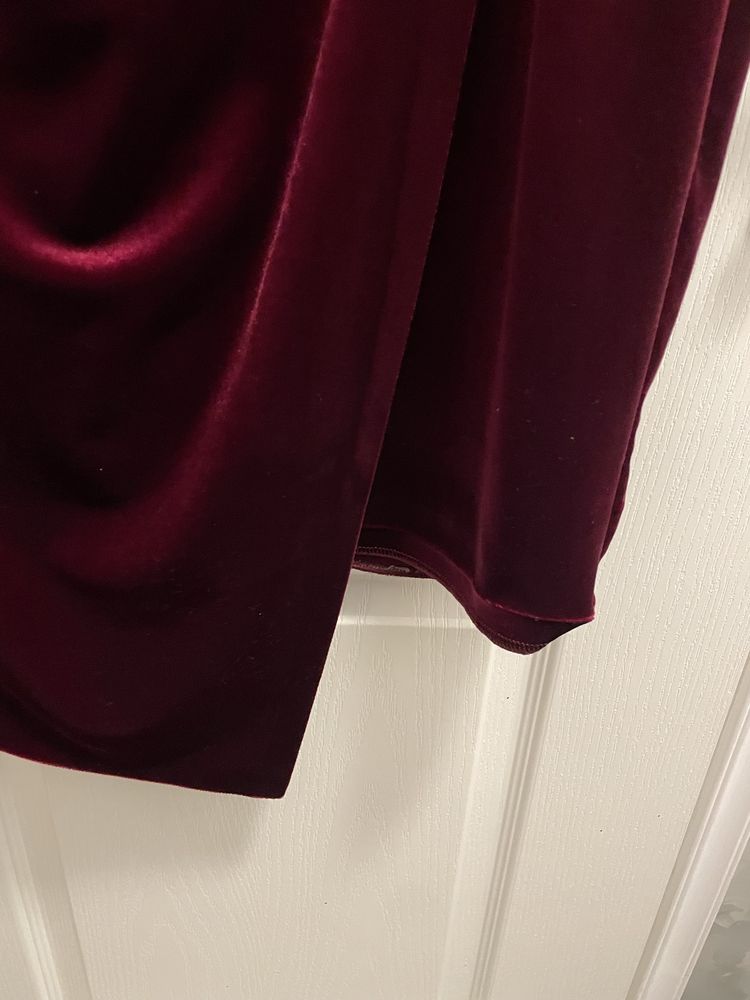 Rochie catifea visinie, insertii pretioase,  marime 48 stare excelenta