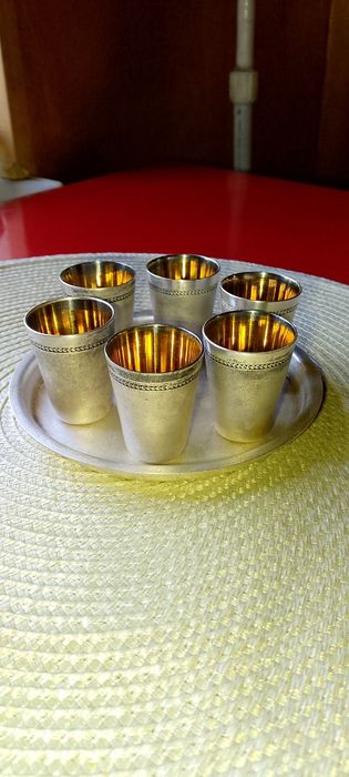 Советский мельхиор.
Шесть стопок для крепких напитков на подносе.
Прои