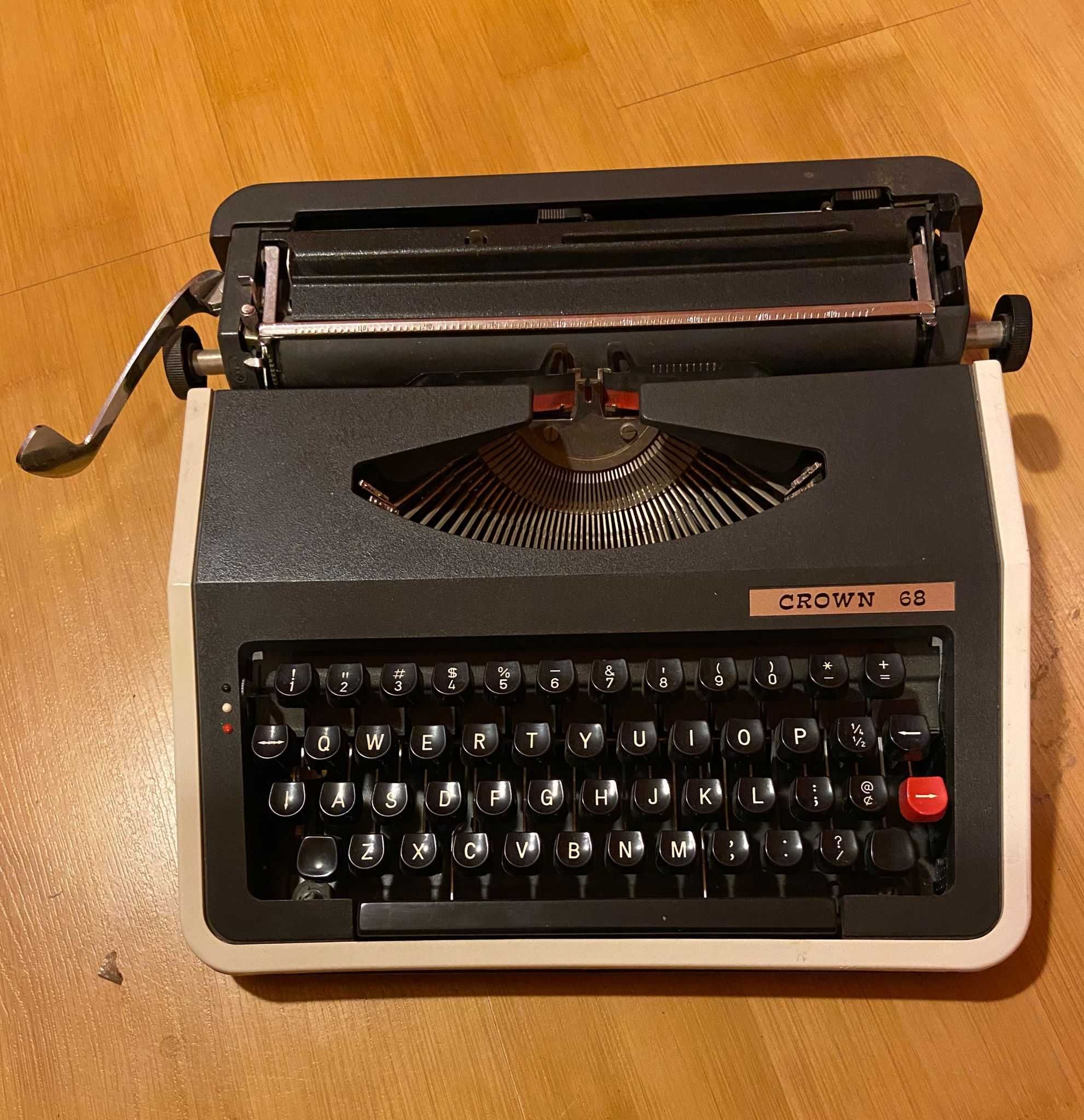 Masina de scris de colectie, vintage : Model Crown 68