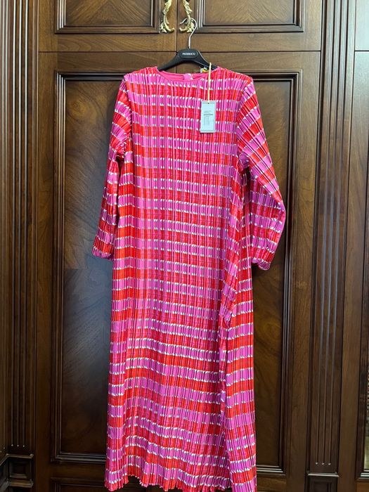 Продам новое платье, покупали в дубай в Debenhams, очень красивое