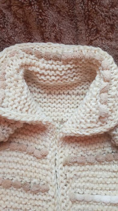 Ръчно плетена вълнена жилетка