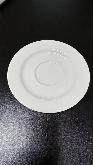 Продам блюдца, в большом количестве, белый форфор.