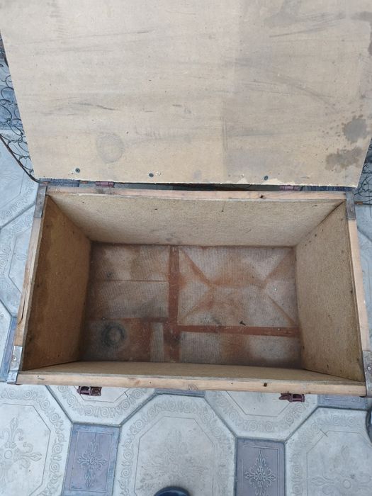 Ящик из дерева и ДСП с застёжками и ручками.