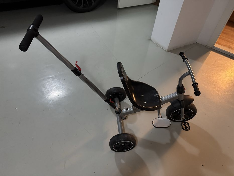 Tricicleta cu sistem de impingere pentru copii