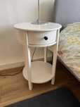 Set 2 noptiere rotunde albe din lemn – stil elegant