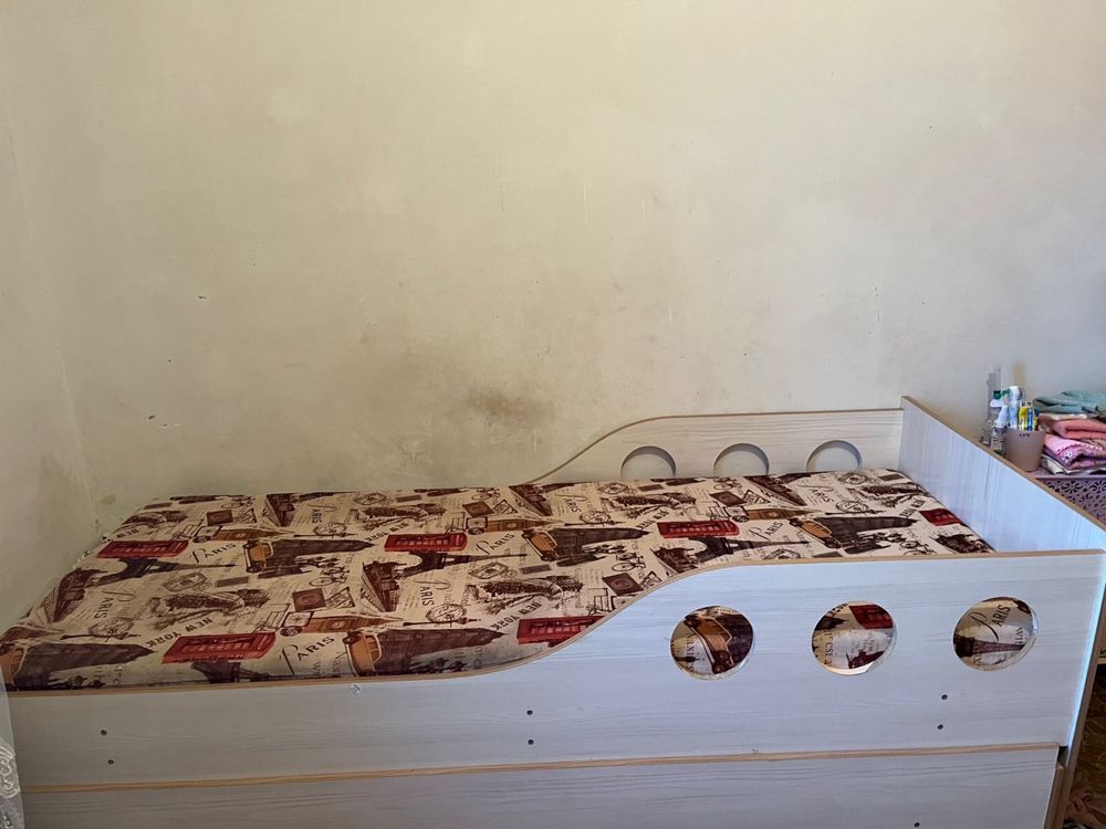 Кровать и прихожка
