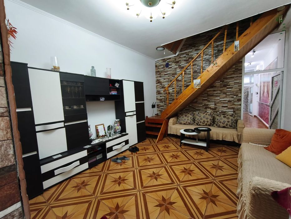 Închiriez garsonieră la curte