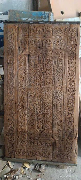 Qadimiy oymakor darvoza. Старинные резные ворота.
