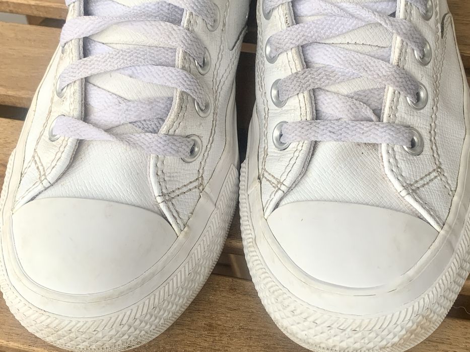 Бели, кожени кецове Converse