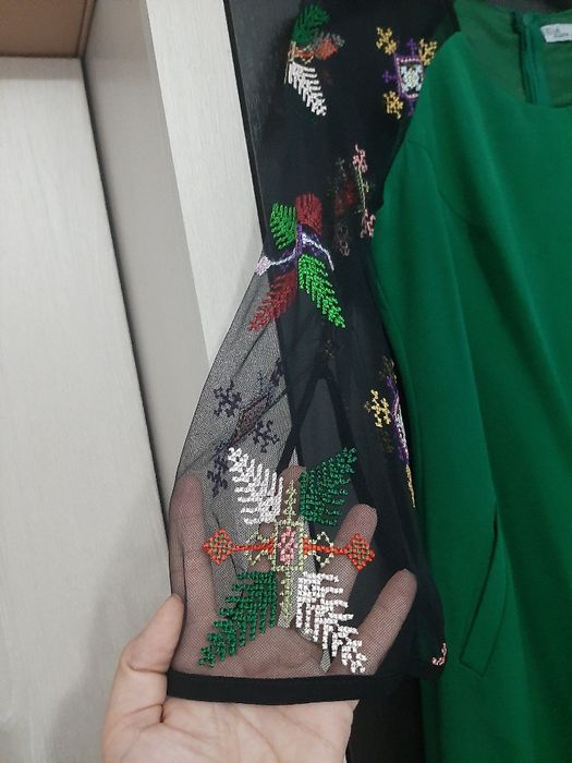 Vând rochie, mărime 42, model deosebit