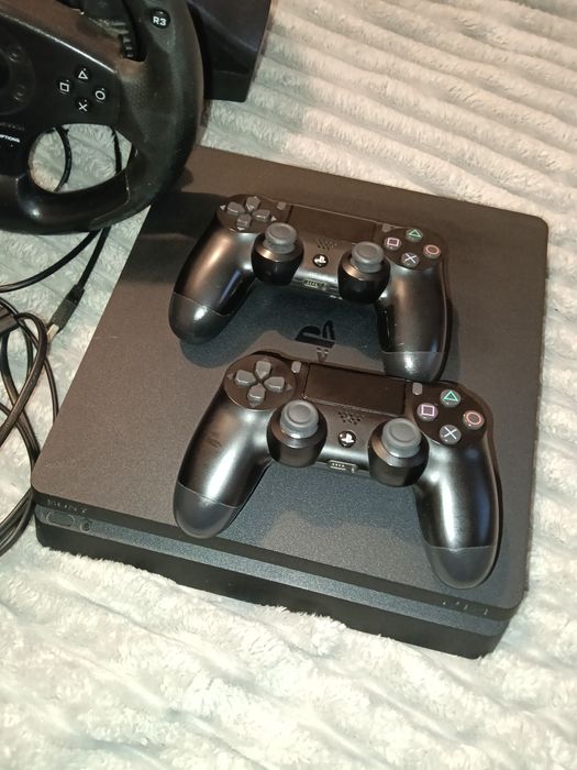 Vând Ps 4 cu volan