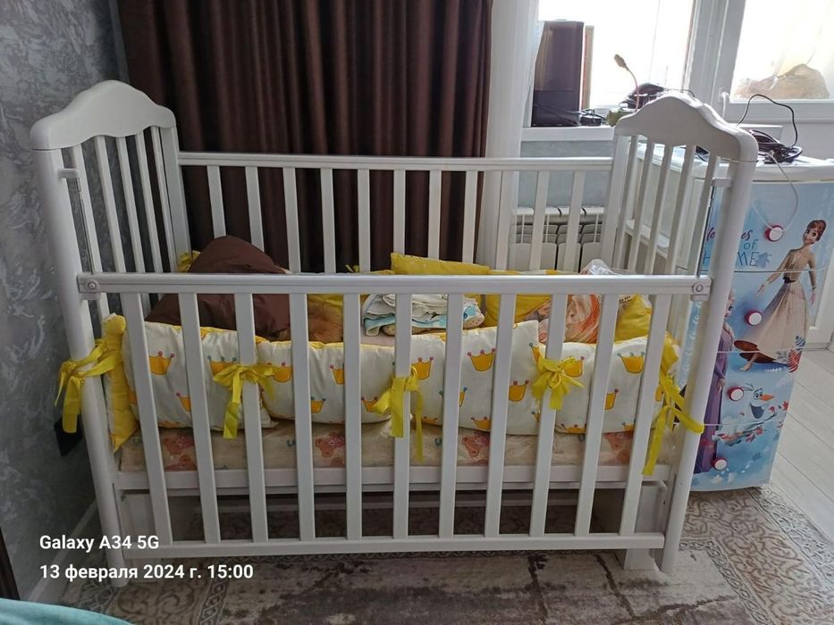 Продам детскую кроватку и столик