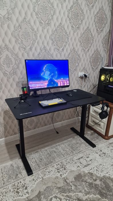 Компьютерный стол с регулировкой высоты от XTreon в отличном состоянии