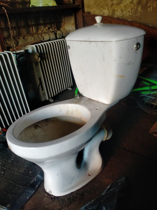 Унитаз с бачком.