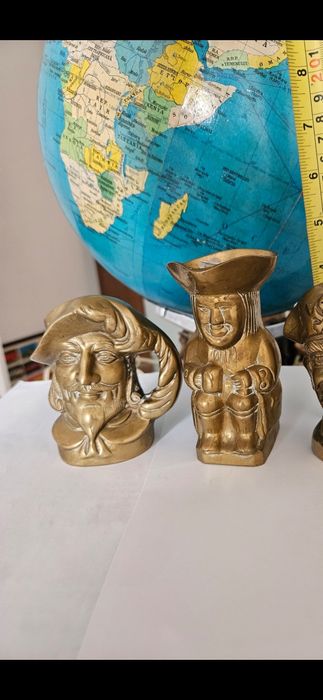 Carafe de bronz cu fete de pirati