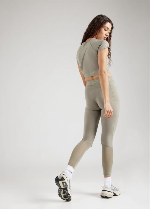Дамски спортен топ Nike
