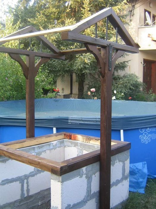 Произвеждам дървени конзоли за кладенци и дворни врати.