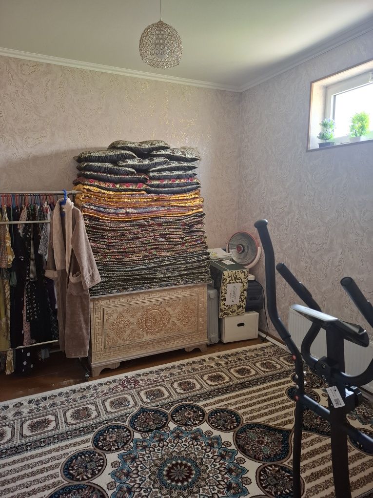 Vobkent tuman Bobur ko'chasida hamma qulayliklarga ega hovli sotiladi