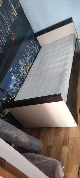 Кровать односпальная с матрасом