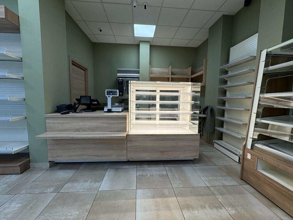 Продавам стелажи, неутрална витрина и щанд маса за магазин в София