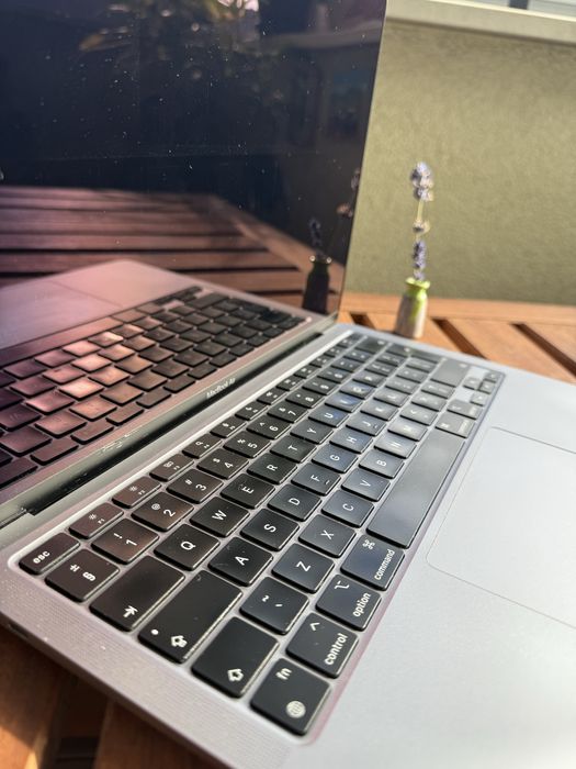 Продавам MacBook Air M1 (2020) – 8 GB RAM