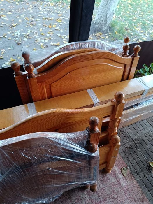 Дървени легла без матраци