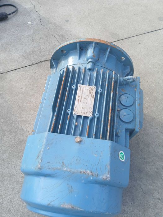 Vând motor electric