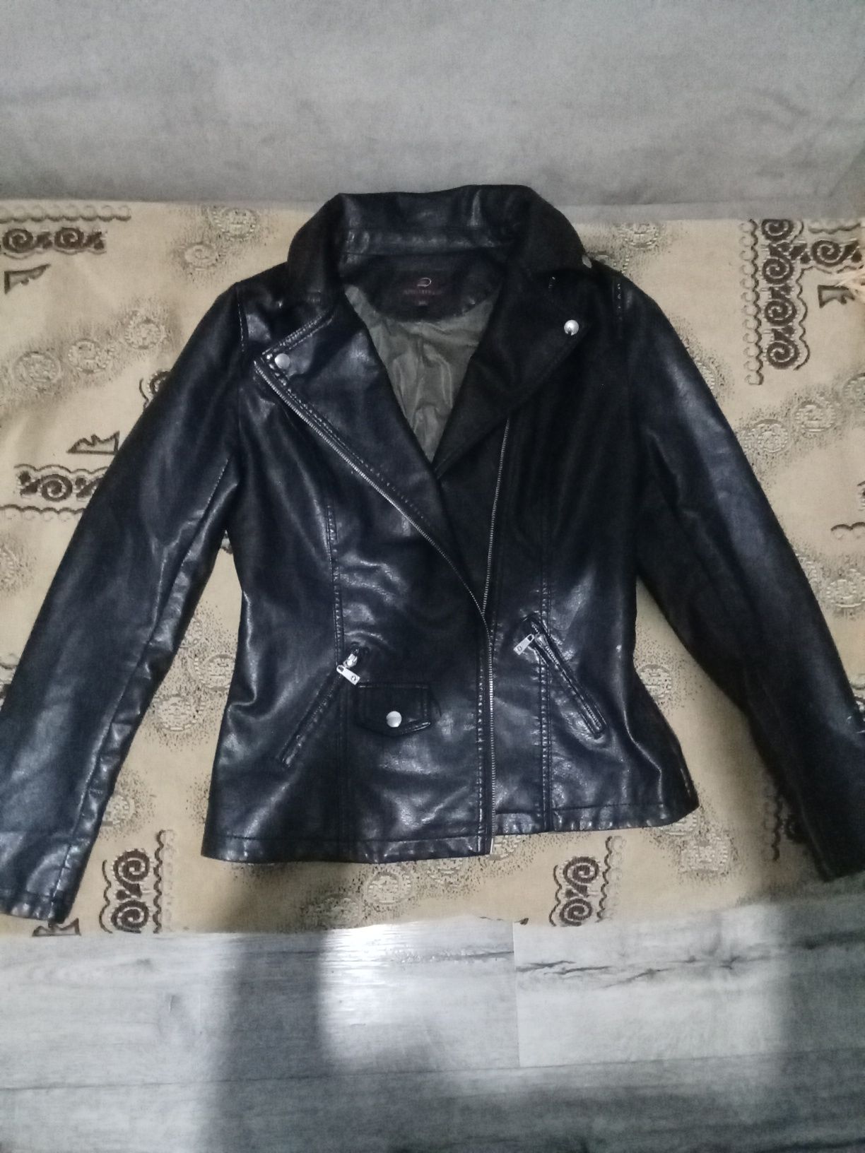 Продаётся женская куртка из Эко кожи. Размер46-48
