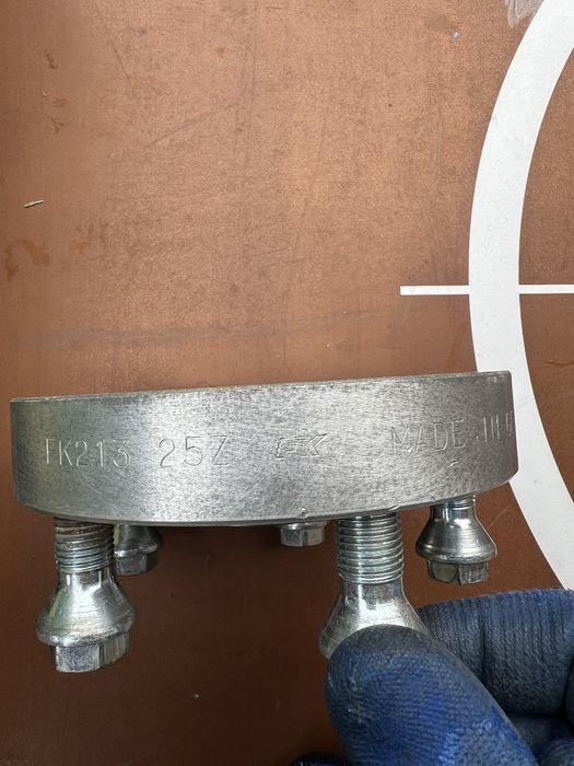 Distantiere cu suruburi