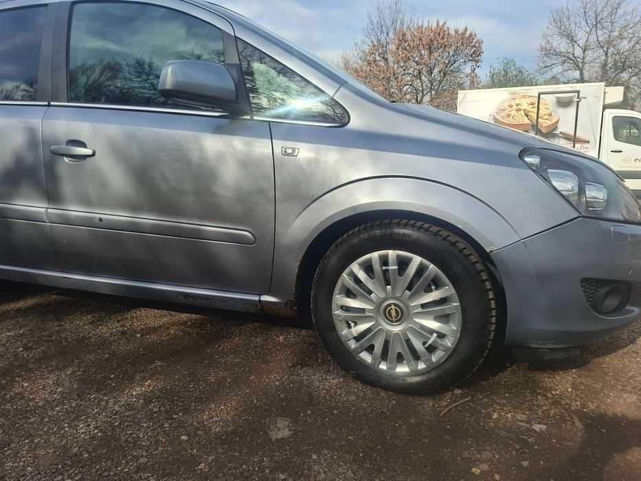 Продавам Опел Зафира 2010 година.