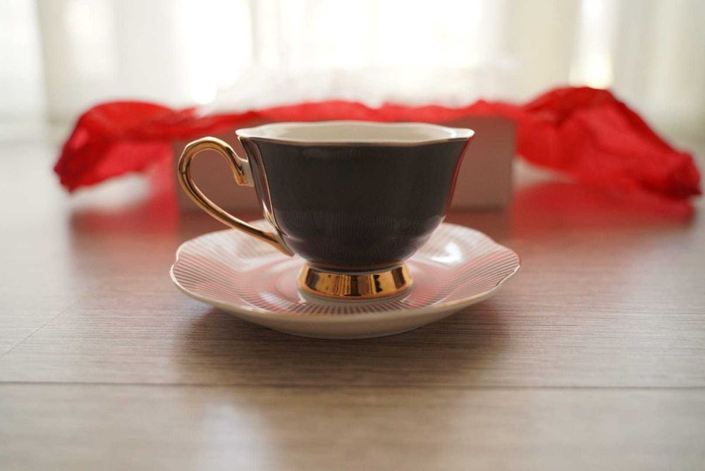 Set Azay cești si farfurii cafea din porțelan (4 piese).