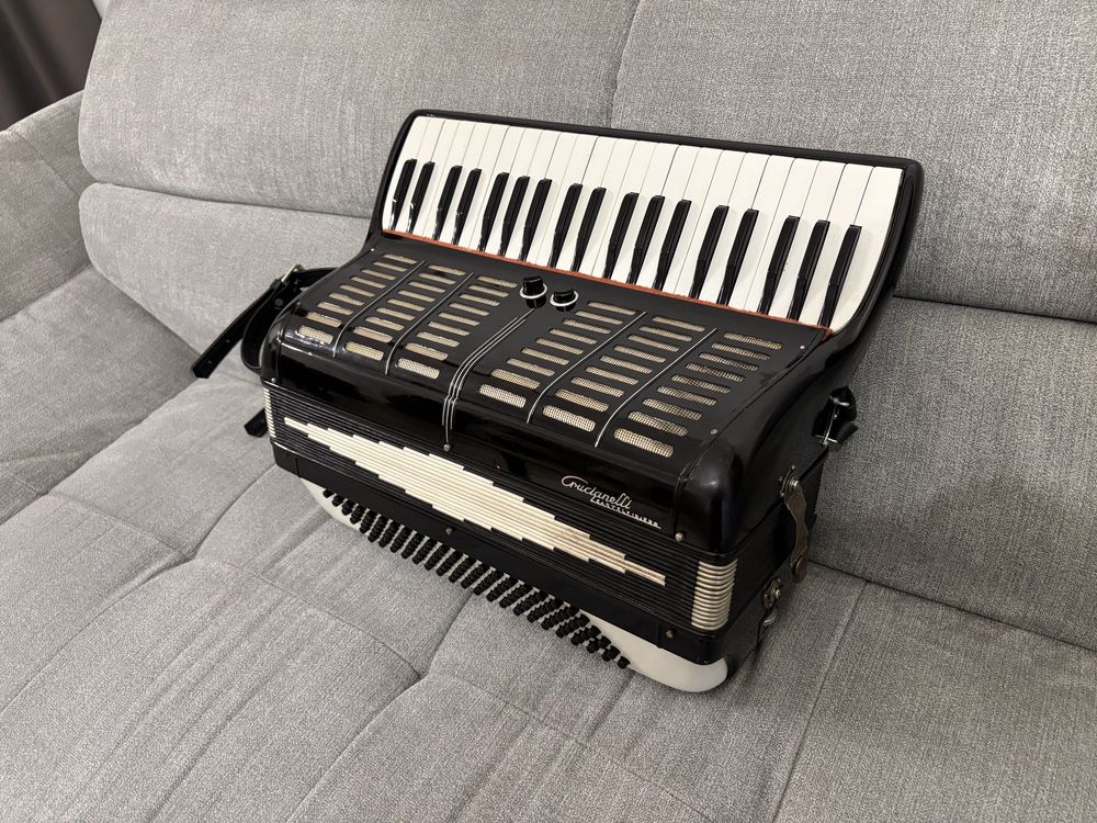 Acordeon italian Crucianelli Mussette cu 120 de basi