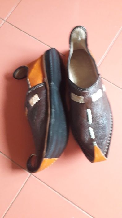 Pantofi indieni.
