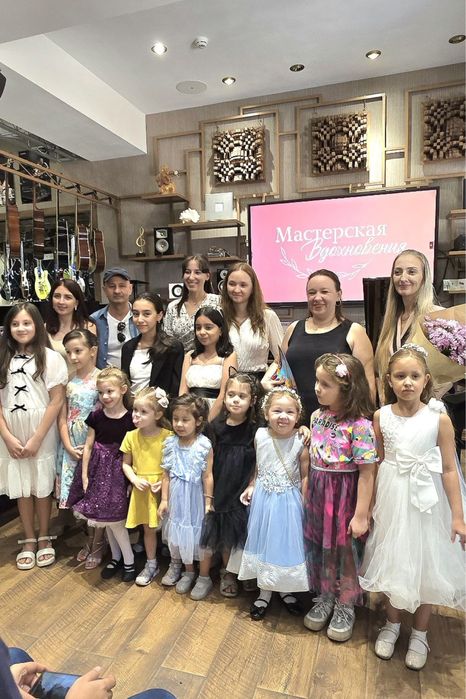 Музыкальные уроки :Фортепиано , Гитара , Вокал , Флейта .