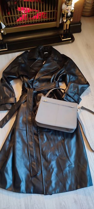 Gentuta de umăr gri, din piele, cu clapă cu imprimeu de piele de șarpe