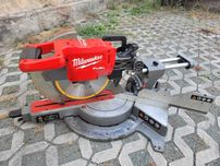 Настолен циркуляр пендула на 18волта батерия Milwaukee M18 FMS 305mm д