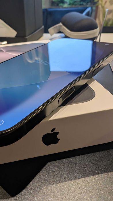 iPhone 16 Pro, отличен, с калъф и протектор