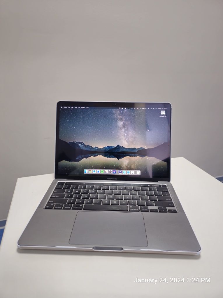 Продам MacBook Pro 2020 M1 13.3 inch 8gb/512gb в отличном состоянии