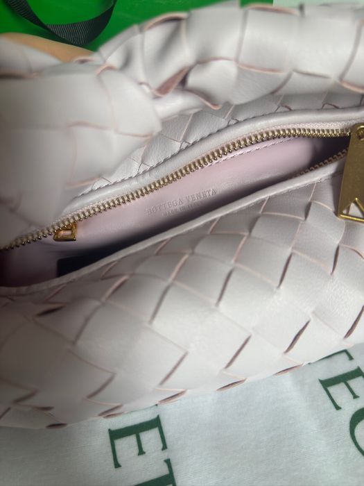 Bottega Veneta Jodie в бебешко розово от естествена кожа