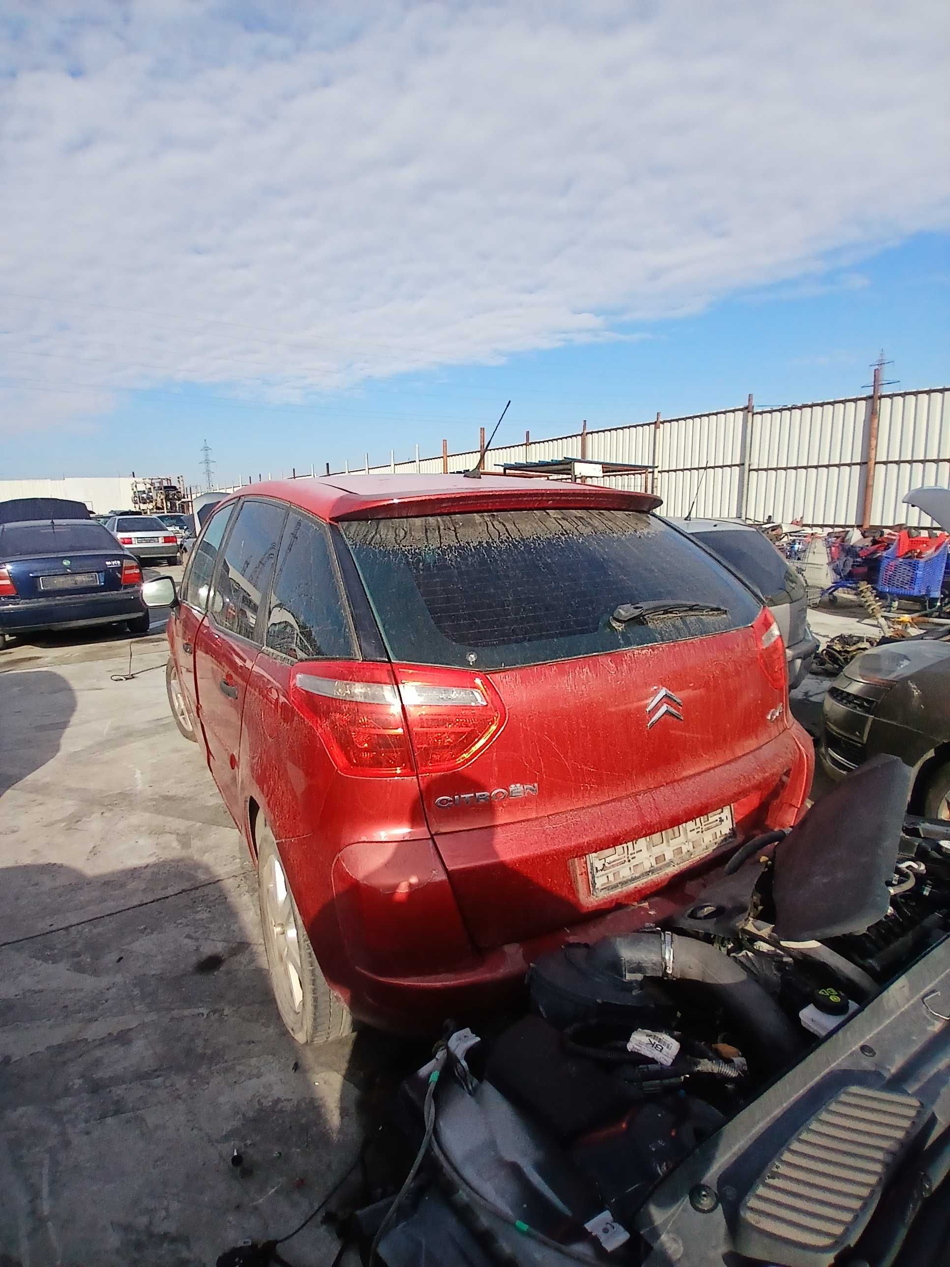 Dezmembrez Citroen c4 picasso