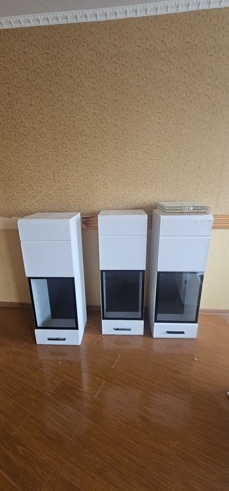 Продам б/у настенные шкафы с полкой