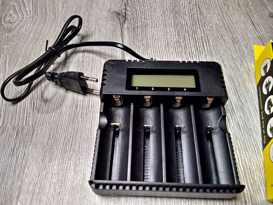 Incarcator  cu DISPLAY 4 Porturi 4.2v Li-Ion 18650/26650 Camping