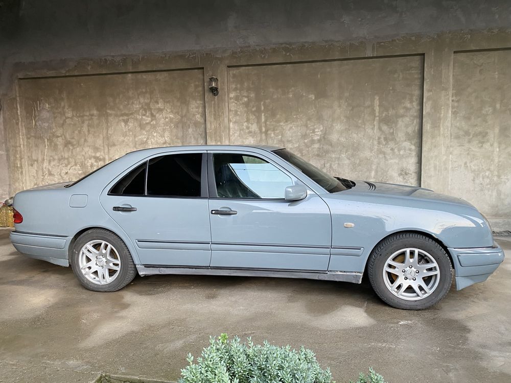 Mercedec benz E200